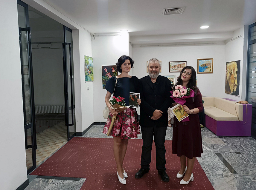 ИСТОЧНО САРАЈЕВО, 13. ЈУЛА /СРНА/ - Изложба слика "Трагом постања" аутора Лене Зец и Ање Рашић отворена је у Културном центру Источно Сарајево.