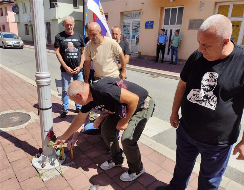 СРЕБРЕНИЦА, 13. ЈУЛА /СРНА/ - Делегација Удружења "Источна алтернатива" Републике Српске одала је данас почаст Србима убијеним у сребреничким логорима у којима је у протеклом рату мучено више од 130 српских цивила и заробљених војника од којих су ријетки преживјели, а 70 њих се још води као нестало.