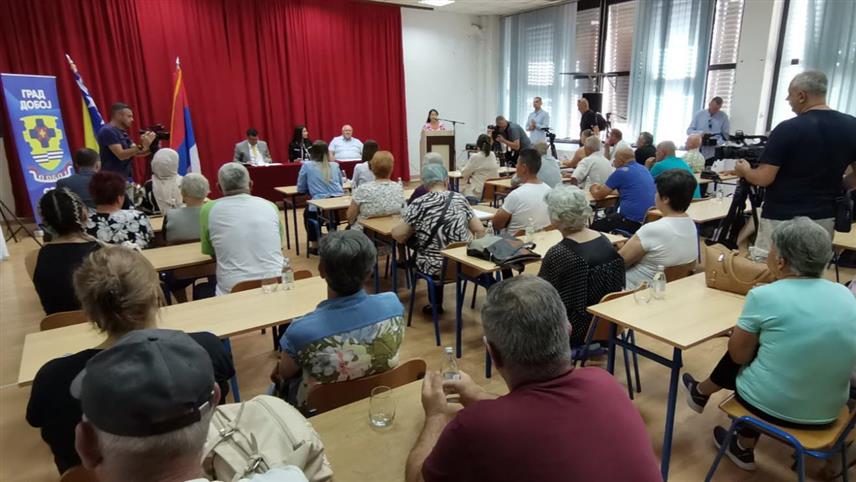 ДОБОЈ, 14. ЈУЛА /СРНА/ - Министар за људска права и избјеглице у Савјету министара Севлид Хуртић, замјеник градоначелника Дијана Каленић и предсједник Комисије за избјеглице и расељена лица Давор Чордаш, потписали су споразум о преносу 50.000 КМ за пројекте обнове и реконструкције са Министарства за људска права и избјеглице у Савјету министара на буџет града Добојa.