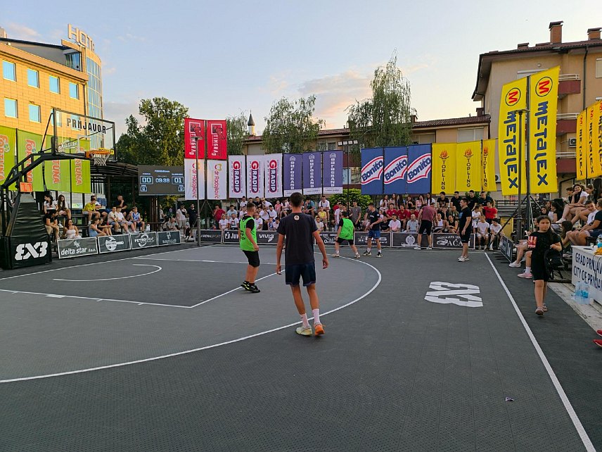 ПРЊАВОР, 14. ЈУЛА /СРНА/ - Турнир у баскету "Вивиа три на три" игра се у Прњавору до недјеље, 20. јула, са највишим ФИБА статусом "Квест", а побједник ће се директно пласирати на Мастерс турнир у Кини.
