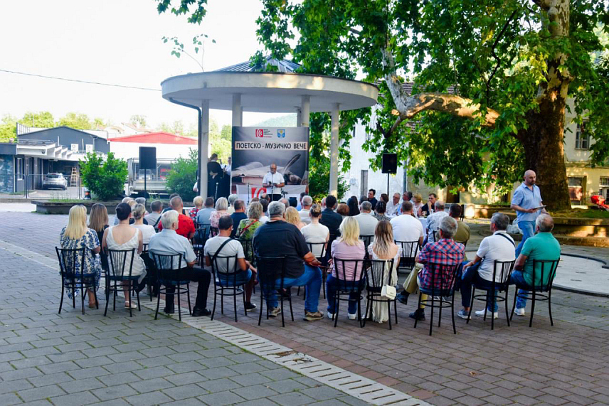 КОТОР ВАРОШ, 15. ЈУЛА /СРНА/ - У Котор Варошу је одржано поетско-музичко вече на којем су стихове говорили которварошки и бањалучки пјесници уз пратњу ансамбла "Жубор".