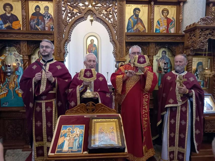 БАЊАЛУКА, 17. ЈУЛА /СРНА/ - У Бањалуци је данас обиљежено 107 година од погубљења царске породице Романов, а тим поводом служени су Света литургија у Храму Богојављања Господњег и молебан, те положени вијенци на споменик руског цара Николаја Другог.