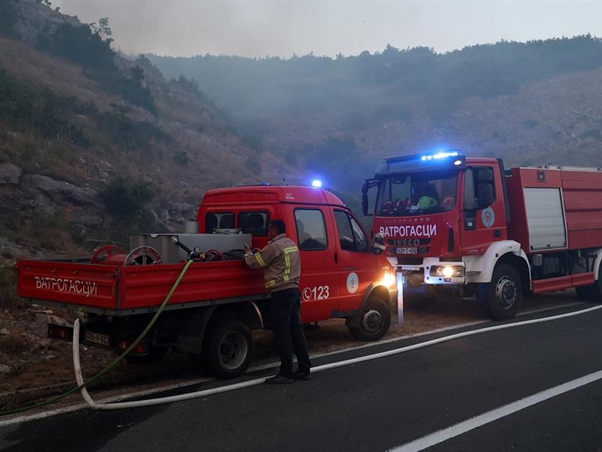 ТРЕБИЊЕ, 18. ЈУЛА /СРНА/ - Велики број људи ангажован је да би пресјекао ширење пожара од Старог Сланог према Требињу.