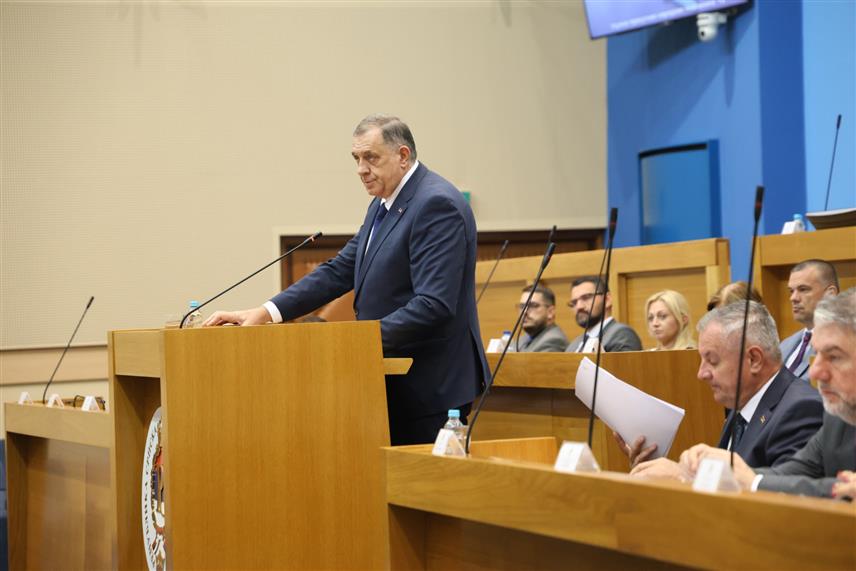 БАЊАЛУКА, 1. ЈУЛА /СРНА/ - Предсједник Репбулике Српске Милорад Додик у Народној скупштини, образлажући Приједлог декларације о одбацивању иницијативе Владе Уједињенг Краљевства и ЕУ о успостављању центара за мигранте у БиХ./Борислав Здриња/