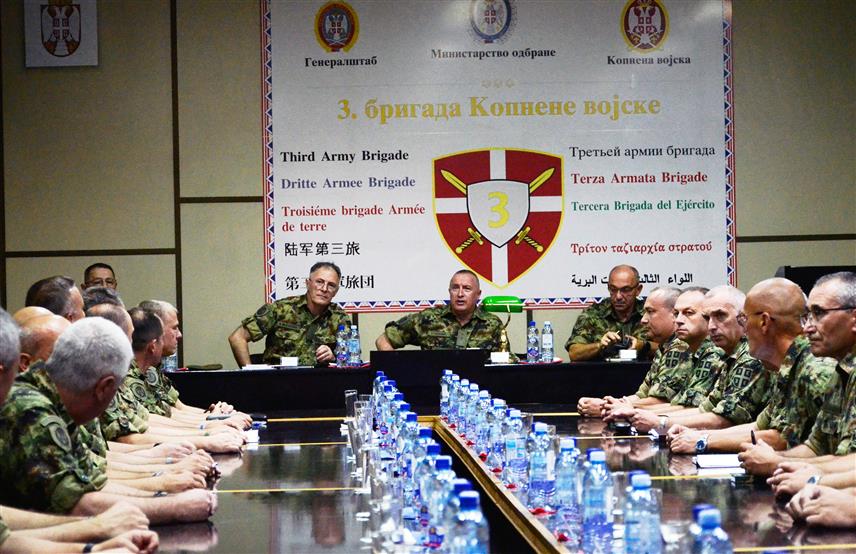 БЕОГРАД,1. ЈУЛА /СРНА/ - Начелник Генералштаба Војске Србије генерал Милан Мојсиловић састао се данас у Нишу са командантом Копнене војске генерал-мајором Зораном Насковићем и командантима бригада и самосталних батаљона тог оперативног састава Војске Србије.	
