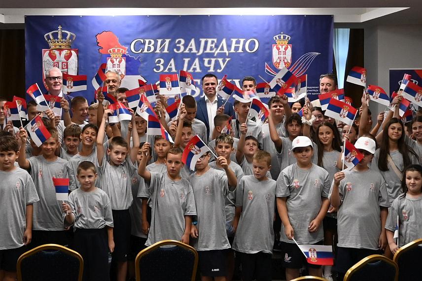 БЕОГРАД, 21. ЈУЛА /СРНА/ - Министар без портфеља у Влади Србије задужен за дијаспору Ђорђе Милићевић отворио је данас у Врњачкој Бањи тематски спортско-рекреативни камп, који окупља дјецу из дијаспоре и региона.