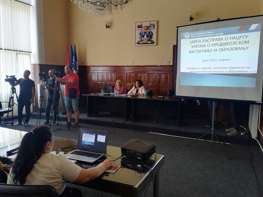 БИЈЕЉИНА, 22. ЈУЛА /СРНА/ - Прва јавна расправа о Нацрту закона о предшколском васпитању и образовању, која је одржана у згради Градске управе у Бијељини.