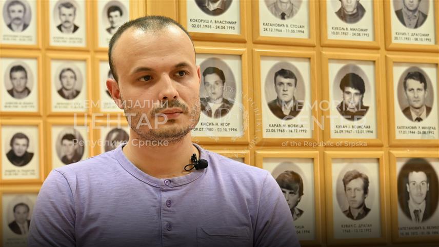 БАЊАЛУКА, 22. ЈУЛА /СРНА/ - Младен Томић, син погинулог борца Војске Републике Српске Горана Томића, свједочио је за Меморијални центар Републике Српске о одрастању обиљеженом борбом и одсуством очеве заштите, али и дубоким поштовањем према ономе што је његов отац бранио и за шта је дао живот.