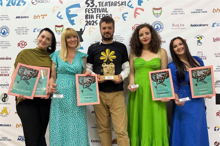 БАЊАЛУКА, 23. ЈУЛА /СРНА/ - Бањалучко студентско позориште освојило је три награде на 53. Театарском фестивалу БиХ "Федра" у Бугојну, као и једну похвалу, док је једну награду добио ансамбл ДИС театра из града на Врбасу.	
