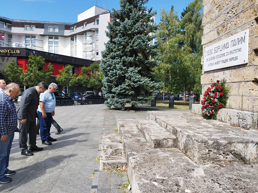 БАЊАЛУКА, 24. ЈУЛА /СРНА/ - Министар трговине и туризма Републике Српске Денис Шулић и потпредсједник Владе Татарстана Олег Коробченко положили су данас у Бањалуци вијенце на споменик палим борцима у Народноослободилачком рату.