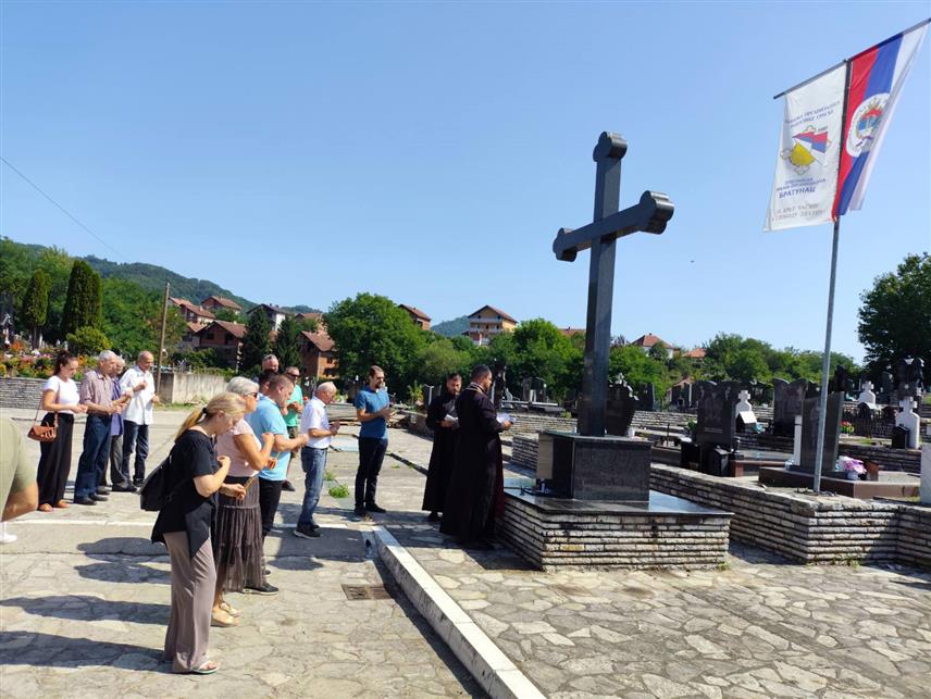 БРАТУНАЦ, 25. ЈУЛА /СРНА/ - У Братунцу је данас служен парастос за 20 погинулих Срба из братуначког насеља Хранча у Одбрамбено-отаџбинском рату, од којих је седморо погинуло на данашњи дан 1992. године када су муслиманске снаге упале у ово село са више страна, убијајући српске цивиле код њихових кућа.	