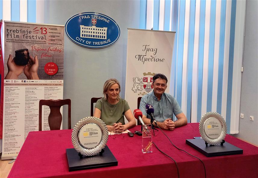 ТРЕБИЊЕ, 25.ЈУЛА /СРНА/ - Умјетнички директор Фестивала европског и медиранског филма Предраг Милојевић и начелник градског Одјељења за културу Слађана Скочајић на конференцији за новинаре данас у Требињу.	