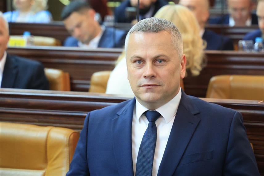 БАЊАЛУКА, 25. ЈУЛА /СРНА/ - Бањалука је град у којем се родитељи боре за мјесто у вртићу, грађани остају без воде, а саобраћајна инфраструктура је у колапсу, али за градоначелника Драшка Станивуковића је приоритет замјена сијалица – по цијени од чак 2.000 КМ по комаду, истакао је одборник у Скупштини града Социјалистичке партије Српске /СПС/ Саша Глигорић.