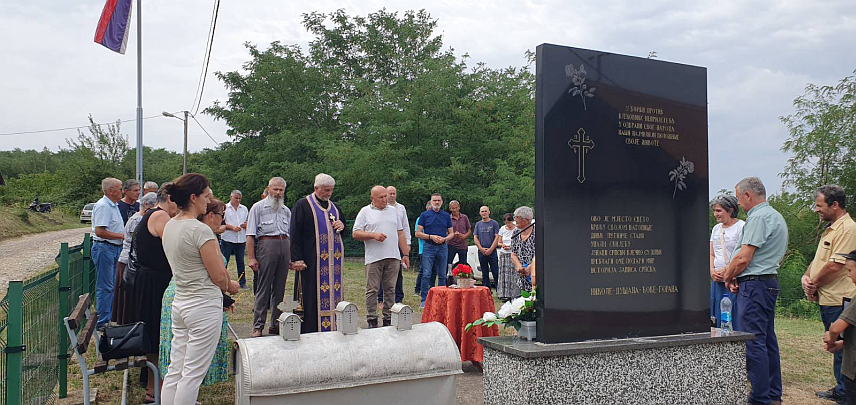 БРОД, 26. ЈУЛА /СРНА/ - У Горњим Врелима код Брода данас је служен помен четворици бораца Војске Републике Српске из овог села погинулих у Одбрамбено-отаџбинском рату.