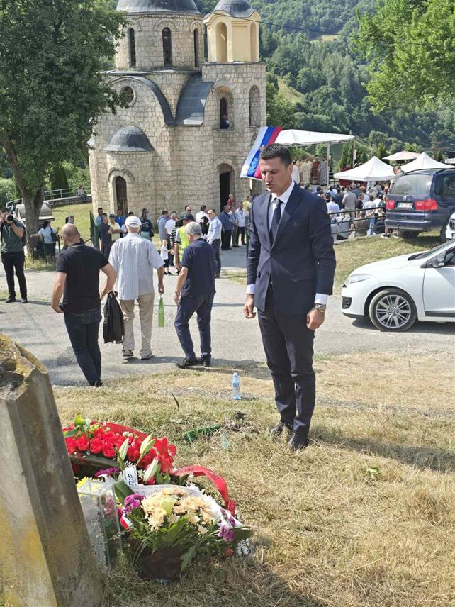 ПОДГОРИЦА, 28. ЈУЛА /СРНА/ - Потпредсједник Владе Црне Горе Милун Зоговић изјавио је да геноцид у Велици, који су починиле СС дивизије "Принц Еуген" и "Скендербег", а у којем је звјерски убијено више од 500 недужних цивила, дјеце, жена и стараца, представља један од најмонструознијих ратних злочина почињен на тлу Црне Горе.