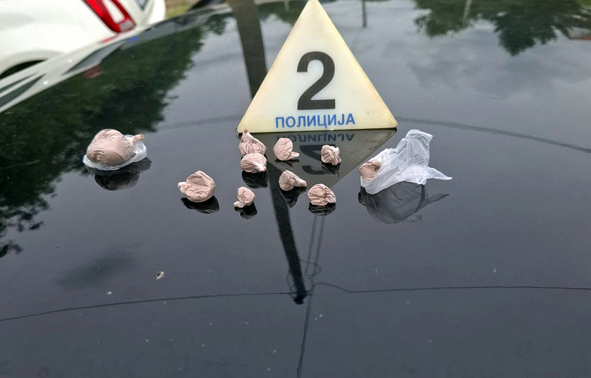 БЕОГРАД, 28. ЈУЛА /СРНА/ - Полиција је у Обреновцу ухапсила два мушкарца, који су приликом контроле покушали да побјегну, те су ударили у полицијско возило и оштетили га.