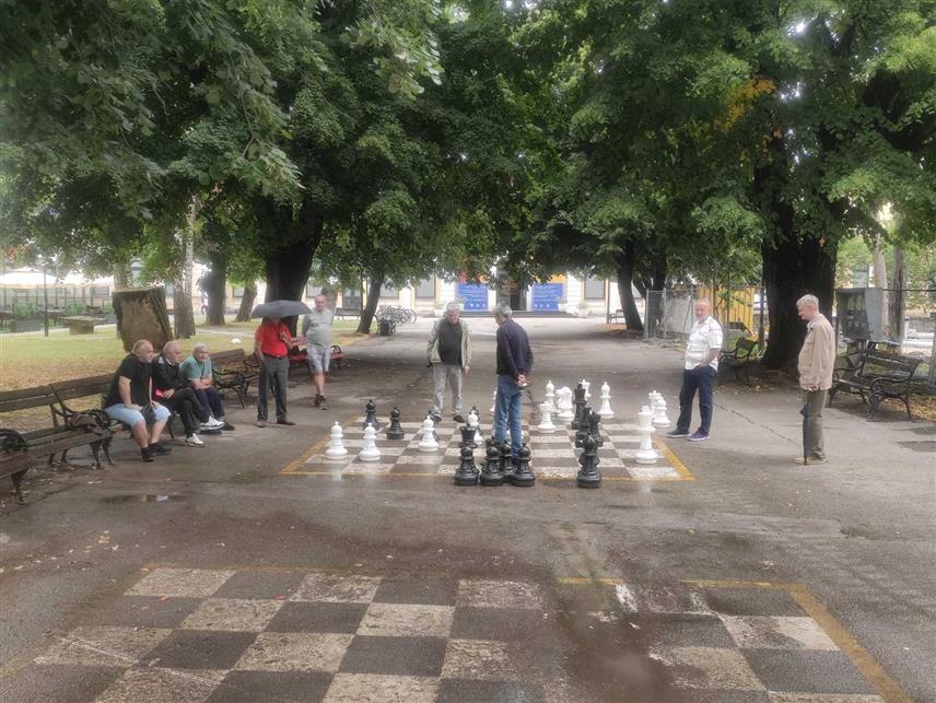 БАЊАЛУКА, 29. ЈУЛА /СРНА/ - Страствене бањалучке аматерске шахисте ни данашња јака киша није омела у томе да уживају у овој племенитој мисаоној игри код Музеја савремене умјетности Републике Српске.