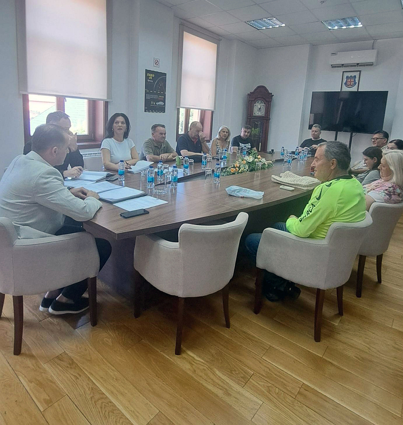 ШАМАЦ, 2. ЈУЛА /СРНА/ - У просторијама Општинске управе данас су потписани уговори са представницима 11 удружења, чији су пројекти одобрени за финансирање, а односе се на активности из области културе, спорта и друштвеног живота.