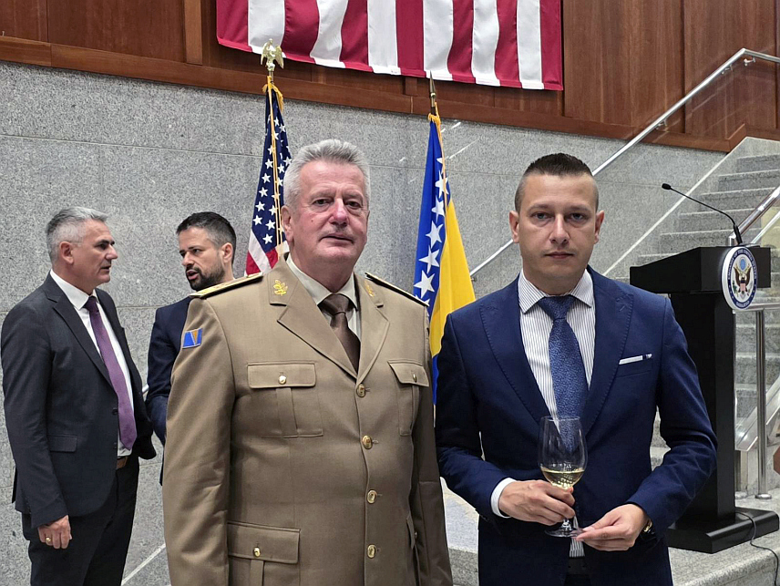 САРАЈЕВО, 2. ЈУЛА /СРНА/ - Замјеник министра одбране у Савјету министара Александар Гогановић и начелник Заједничког штаба Оружаних снага БиХ генерал-пуковник Гојко Кнежевић присуствовали су данас пријему у Амбасади САД у Сарајеву, поводом Дана независности САД.