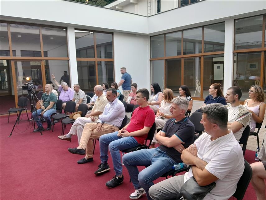 МРКОЊИЋ ГРАД, 2. ЈУЛА /СРНА/ - У Мркоњић Граду је вечерас, у оквиру манифестације "Мркоњићко љето", промовисана збирка поезије "Шаптај тишине - у кући истребљених снова" Сузане Рудић из Новог Сада, чија је основна порука да људи никада не треба да одустају од својих снова.