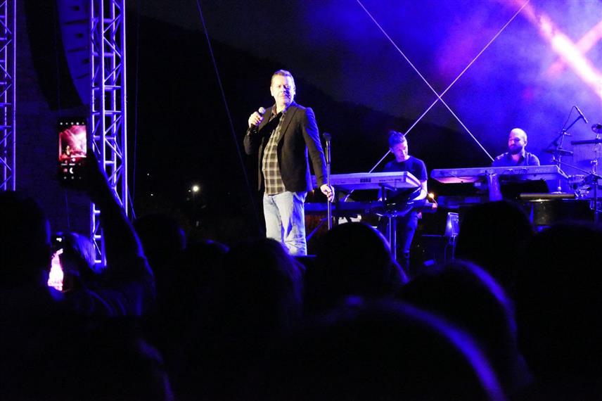 ВИШЕГРАД, 2. ЈУЛА /СРНА/ - У Андрићграду је вечерас, у оквиру свечаног програма Међуопштинских омладинских спортских игара /МОСИ/, одржан концерт једног од најпопуларнијих пјевача у региону Владе Георгиева.