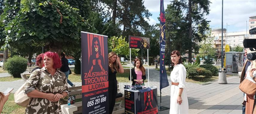 БИЈЕЉИНА, 30. ЈУЛА /СРНА/ - Чланице Фондације "Лара" дијелиле су данас грађанима на Tргу краља Петра Првог Карађорђевића у Бијељини информативни материјал с циљем подизања свијести о присутности и озбиљности проблема трговине људима.