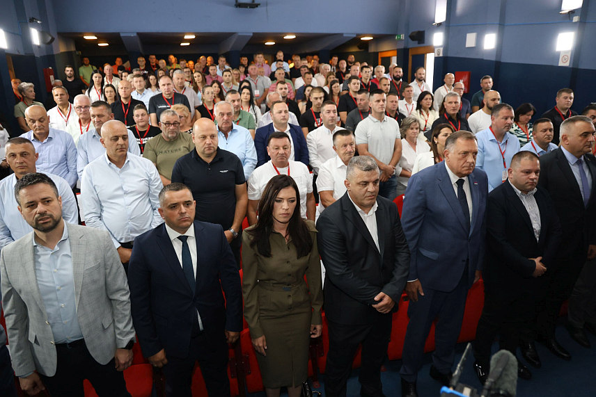 ТЕСЛИЋ, 31. ЈУЛА /СРНА/ - У Теслићу је данас одржана Изборна конференција Градског одбора СНСД-а, којој је присуствовао и лидер партије Милорад Додик. Присутни су били и потпредсједници СНСД-а Сања Вулић и Мирослав Бојић, генерални секретар Срђан Амиџић, други високи функционери и представници странака коалиције. /Фото Борислав Здриња/