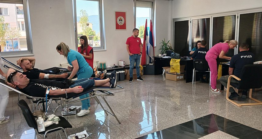 ИСТОЧНО НОВО САРАЈЕВО, 3. ЈУЛА /СРНА/ - Републичка управа цивилне заштите и Црвени крст Републике Српске у сарадњи са Службом за трансфузију крви при Болници "Србија" у Источном Сарајеву данас су организовали акцију добровољног давања крви, за коју се пријавило око 30 давалаца.