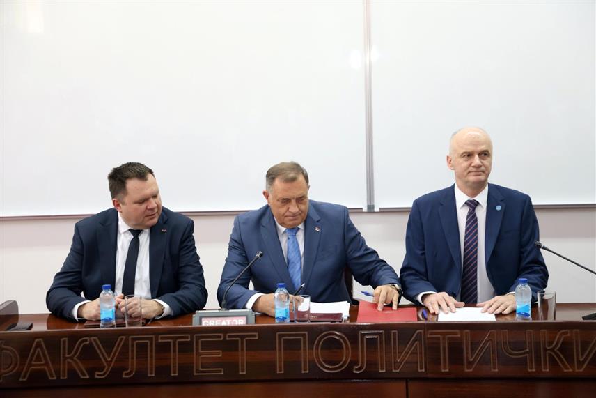 БАЊАЛУКА, 3. ЈУЛА /СРНА/ - Предсједник Републике Српске Милорад Додик на Факултету политичких наука у Бањалуци присуствује представљању кључних информација о актуелном упису на прву годину првог циклуса и инвестиције у развој бањалучког Универзитета. /Фото - Борислав Здриња/