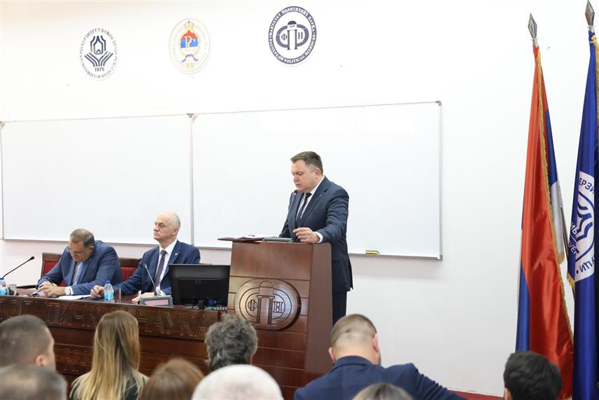 БАЊАЛУКА, 3. ЈУЛА /СРНА/ - Министар за научнотехнолошки развој и високо образовање Републике Српске Жељко Будимир рекао је да је упис студената на бањалучке факултета стабилан у протекла три уписна рока, те да је ове године забиљежено и повећање заинтересованих кандидата./фото - Борислав Здриња/