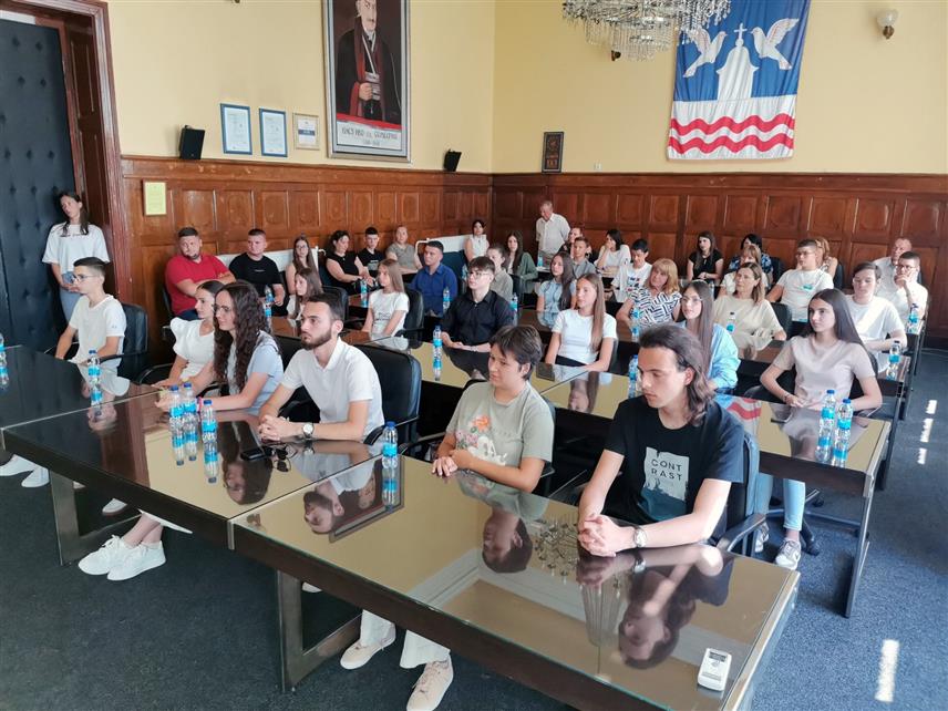 БИЈЕЉИНА, 3. ЈУЛА /СРНА/ - У Бијељини су данас уручене новчане награде од 500 КМ за 13 ученика генерације основних школа и 700 КМ за седам ученика генерације средњих школа који су, захваљујући том успјеху, постали и стипендисти града.