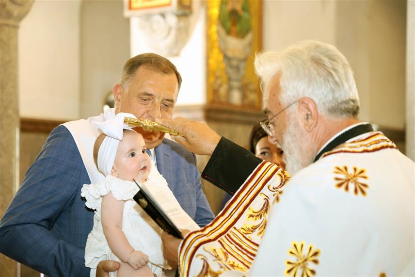 БАЊАЛУКА, 3. ЈУЛА /СРНА/ - Предсједник Републике Српске Милорад Додик данас је у Храму Христа Спаситеља у Бањалуци био кум на крштењу дјевојчице Богдане, која је пето дијете Теодора и Сање Средић из Нишевића код Омарске./фото: Борислав Здриња/