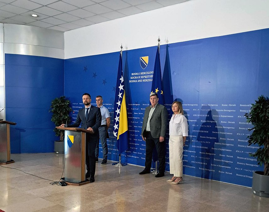 САРАЈЕВО, 3. ЈУЛА /СРНА/ - Министар финансија и трезора у Савјету министара Срђан Амиџић оцијенио је данас да чланови Предсједништва БиХ Денис Бећировић и Жељко Комшић немају двољно политичке храбрости да отворено кажу да су им политичка питања испред стандарда људи који раде у заједничким институцијама БиХ.