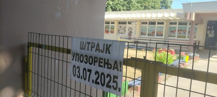 БАЊАЛУКА, 3. ЈУЛА /СРНА/ - Запослени у Центру за предшколско васпитање и образовање у Бањалуци данас су током једночасовног штрајка указали да су незадовољни тренутним примањима и најавили ступање у генерални штрајк уколико не буде постигнут договор о повећању са представницима града.