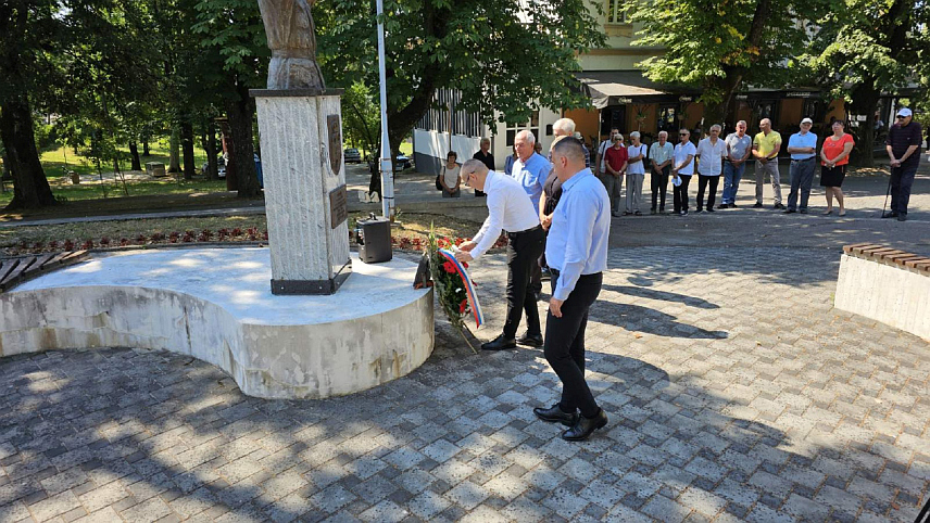 ПРЊАВОР, 4. ЈУЛА /СРНА/ - У Прњавору су данас, поводом обиљежавања Дана борца- 4. јула, положени вијенци код спомен-бисти народних хероја, споменика јунацима града и код спомен-обиљежја погинулим борцима Народноослободилачког рата /НОР/ и жртвама фашистичког терора.