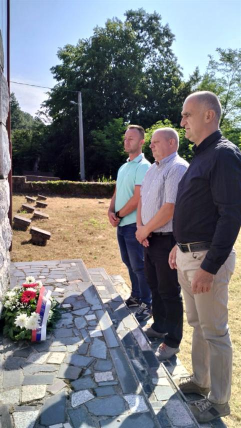 ДОБОЈ, 4. ЈУЛА /СРНА/ - У Добоју су данас, поводом 4. јула - Дана борца, положени вијенци и одата почаст борцима и цивилима погинулим у Другом свјетском рату.
