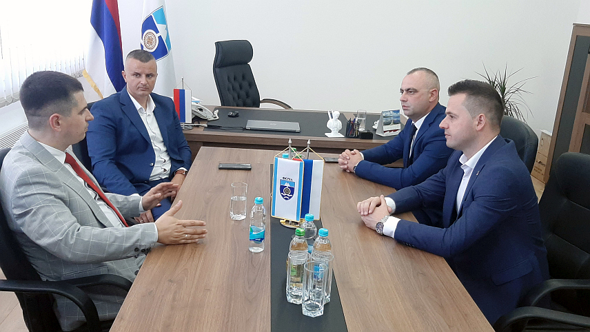 ФОЧА, 4. ЈУЛА /СРНА/ - Државни секретар у Министарству за културу Србије Дејан Антић састао се данас у Фочи са начелником фочанске општине Миланом Вукадиновићем.	