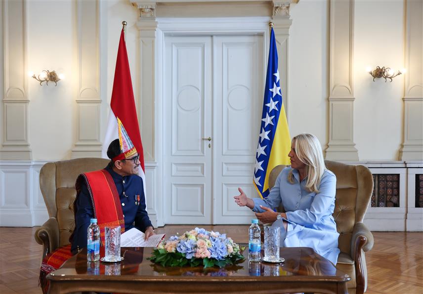 САРАЈЕВО, 4. ЈУЛА /СРНА/ - Српски члан и предсједавајућа Предсједништва БиХ Жељка Цвијановић састала се данас у Сарајеву са новоименованим амбасадором Индонезије у БиХ Манаханом Ситомпулом.	