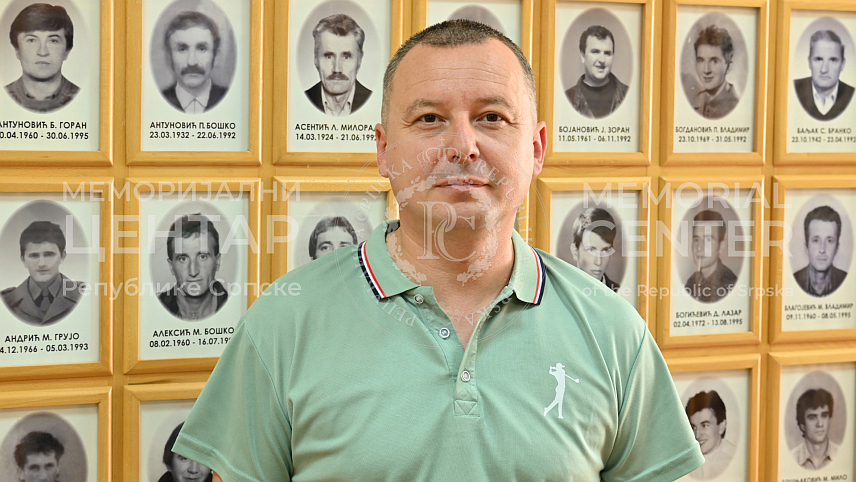 ЗВОРНИК, 5. ЈУЛА /СРНА/ - Игор Ложњаковић из Бановића свједочио је у студијском центру у Зворнику, у оквиру Меморијалног центра Републике Српске, о погибији оца Миладина, припадника Војске Републике Српске који је нестао 6. новембра 1992. године на Глођанском Брду код Зворника и за чијим посмртним остацима породица трага више од 30 година.