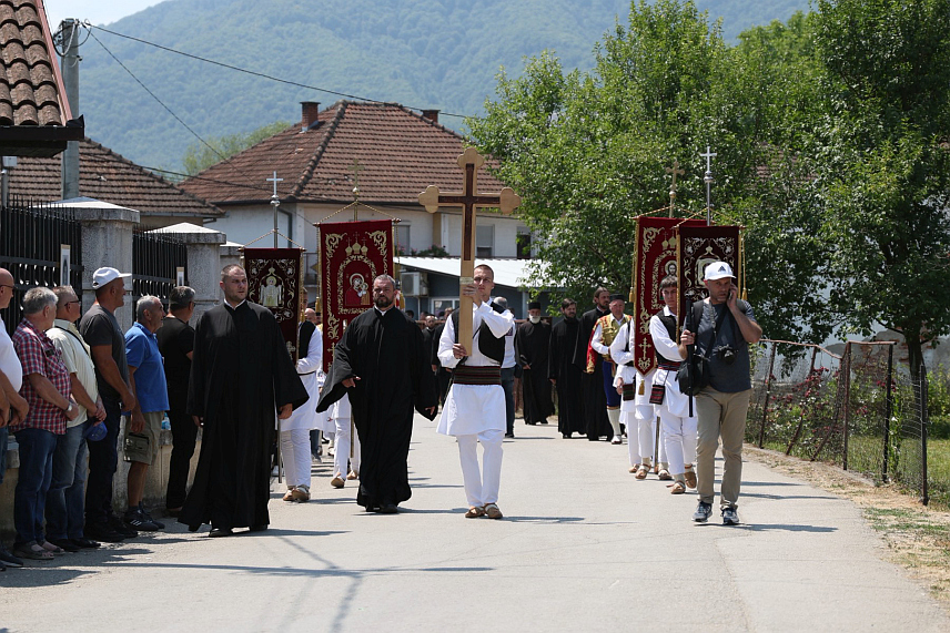 БРАТУНАЦ, 5. ЈУЛА /СРНА/ - Његова светост патријарх српски Порфирије предводи литију која је кренула од цркве Успења Пресвете Богородице до гробља у Братунцу, гдје ће бити служен парастос за 3.267 Срба средњег Подриња и Бирча убијених у Одбрамбено-отаџбинском рату.