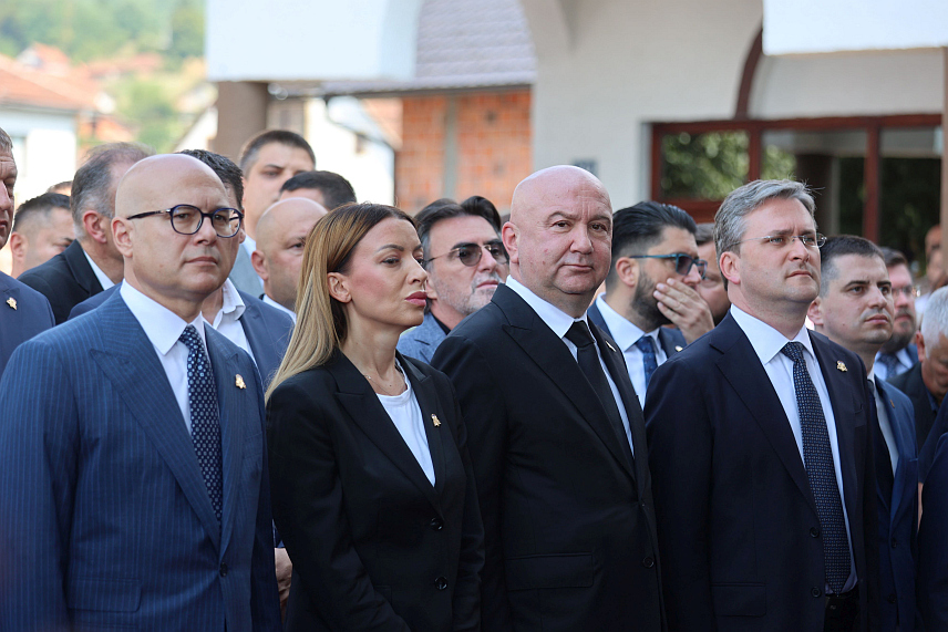 БРАТУНАЦ, 5. ЈУЛА /СРНА/ - Министар у Влади Србије задужен за међународну економску сарадњу и друштвени положај цркве у земљи и иностранству Ненад Поповић је данас у Братунцу присуствовао одавању почасти за 3.267 Срба средњег Подриња и Бирча страдалим у Одбрамбено-отаџбинском рату.