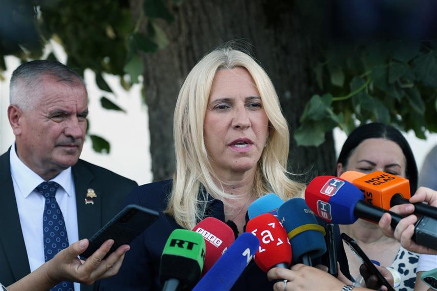 БРАТУНАЦ, 5. ЈУЛА /СРНА/ - Српски члан и предсједавајућа Предсједништва БиХ Жељка Цвијановић изјавила је да је поносна што Република Српска зна да води политику, али и указала да реакције бошњачких политичара из Сарајева на одлуку Суда БиХ у вези са предсједником Републике Српске Милорадом Додиком показује њихову страшну фрустрацију.