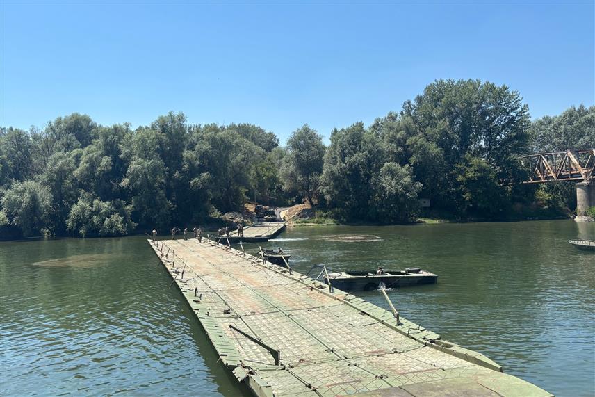 БЕОГРАД, 5. ЈУЛА /СРНА/ - Припадници понтонирских јединица Војске Србије поставили су понтонски мост преко Велике Мораве у општини Свилајнац, у непосредној близини постојећег, главног моста на којем је обустављен саобраћај.