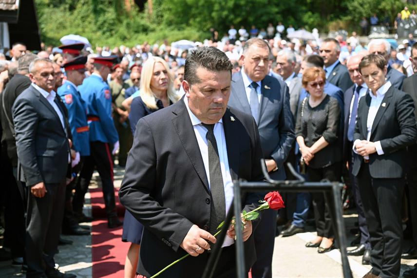 БРАТУНАЦ, 5. ЈУЛА /СРНА/ - Предсједник Народне скупштине Републике Српске Ненад Стевандић истакао је да је важно да Срби покажу снагу и чврстину и у болу и да не дозволе да се српске жртве дискрининишу, поготово што је углавном ријеч о цивилима, женама, дјеци и немоћним.