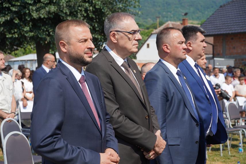 БРАТУНАЦ, 5. ЈУЛА /СРНА/ - Предсједник СДС-а Милан Миличевић је у Братунцу присуствовао обиљежавању 33 године од страдања српског народа у Средњем Подрињу и Бирчу.