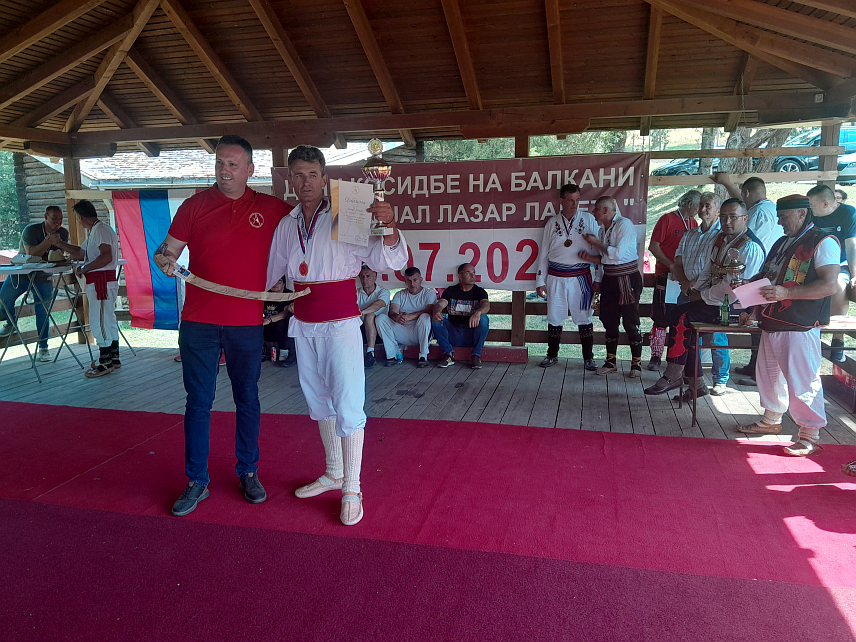 МРКОЊИЋ ГРАД, 5. ЈУЛА /СРНА/ - Младен Томић из Мркоњић Града освојио је прво мјесто у ручном кошењу траве на традиционалној манифестацији "Дани косидбе на Балкани - меморијал Лазар Лакета" на којој су учествовала 22 косца из Републике Српске, Федерације БиХ и Србије.