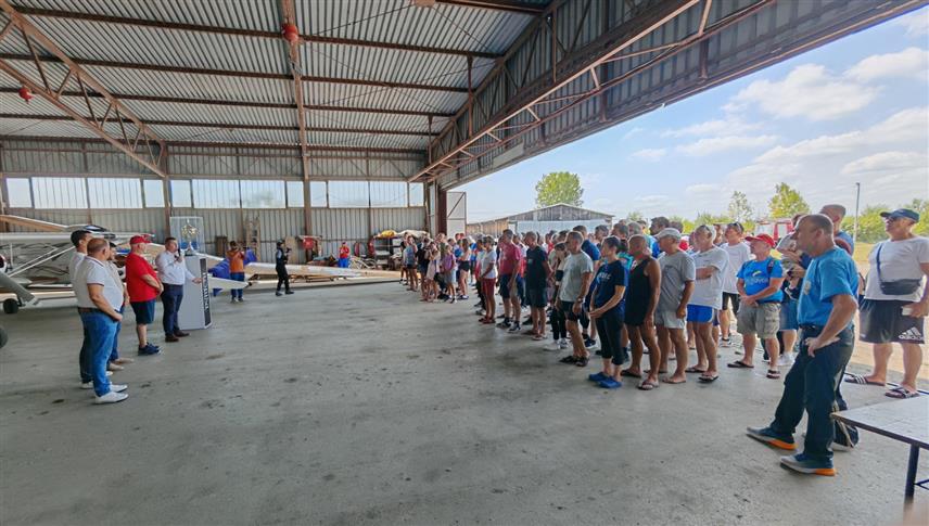 ПРИЈЕДОР, 5. ЈУЛА /СРНА/ - На приједорском Аеродрому "Урије" данас је почело 29. Отворено падобранско првенство које је окупило 14 екипа са шездесетак такмичара који долазе из 12 земаља.