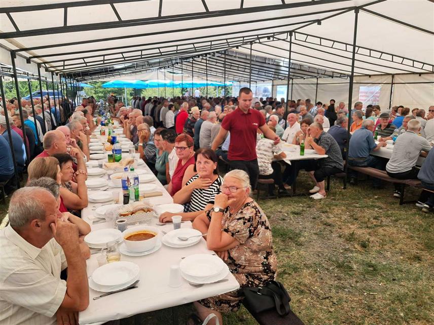 КОТОР ВАРОШ, 6. ЈУЛА /СРНА/ - На локалитету Солила, на планини Борја, данас је уприличено дружење 750 пензионера из Теслића, Котор Вароша, Кнежева, Шипова и Станара, што је најмасовнији скуп припадника најстарије популације у Републици Српској у току године.