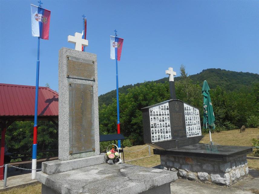 СРЕБРЕНИЦА, 7. ЈУЛА /СРНА/ - Парастос и полагање цвијећа код споменика на Залазју биће служен за 69 погинулих и 22 заробљена па убијена Србина на Петровдан 1992. године, као и усташким жртвама из овог села у Другом свјетском рату.