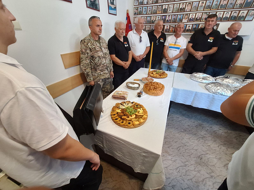 БИЈЕЉИНА, 7. ЈУЛА /СРНА/ - Удружење ветерана Гарда "Пантери" у Бијељини обиљежило је данас крсну славу Ивањдан, подсјећањем на славни и часни ратни пут ове елитне јединице Војске Републике Српске чија су 104 борца положила животе за одбрану српског народа и Републике Српске.	